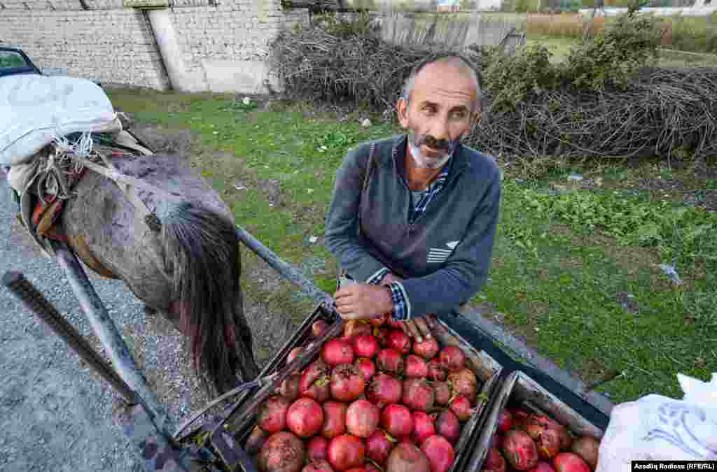 Мятые плоды граната идут на сок и другую продукцию. Их продают всего лишь по 15 гяпиков за килограмм (около 10 центов).