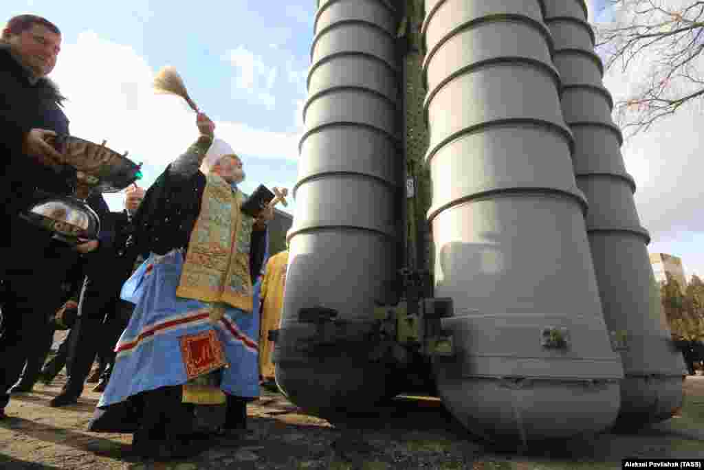 Окупований Крим. Митрополит Української православної церкви (Московського патріархату) Платон благословляє російську зенітну ракетну систему великої і середньої дальності С-400 &laquo;Тріумф&raquo;, розгорнуту в Феодосії, 14 січня 2017 року ПЕРЕГЛЯНЬТЕ ВІДЕО