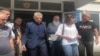 Učiteljica Adela Melajac Karahmetović izlašla je iz Policijske uprave u Novom Pazaru u pratnji predsednika Stranke demokratske akcije Sandžaka Sulejmana Ugljanina, 5. septembar, Novi Pazar