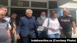 Učiteljica Adela Melajac Karahmetović izlašla je iz Policijske uprave u Novom Pazaru u pratnji predsednika Stranke demokratske akcije Sandžaka Sulejmana Ugljanina, 5. septembar, Novi Pazar