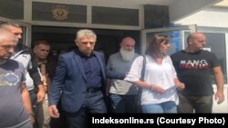 Učiteljica Adela Melajac Karahmetović sa čelnikom Stranke demokratske akcije za Sandžak Sulejmanom Ugljaninom nakon ispitivanja u policiji, Novi Pazar, 5. septembar