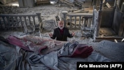 НАГОРНО-КАРАБАХ - Артур Саакян, 63 года, молится в поврежденном соборе Казанчецоц (Святой Спаситель) в историческом городе Шуша, примерно в 15 километрах от спорной столицы Нагорно-Карабахской провинции Степанакерт, 13 октября 2020 года.
