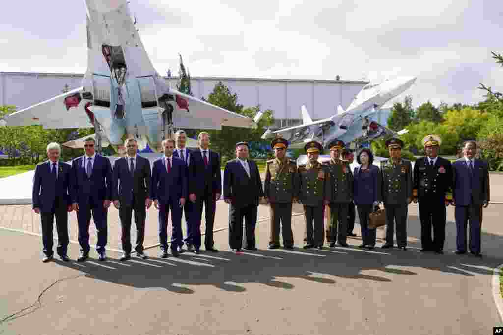 Fotografie de grup a delegației ruse și nord-coreene, cu dictatorul Kim Jong Un în centru, la fabrica de avioane de luptă din Komsomolsk-on-Amur. Dictatorul nord-coreean a zâmbit bucuros și a aplaudat după ce un avion de luptă Su-35 a aterizat într-un zbor demonstrativ.