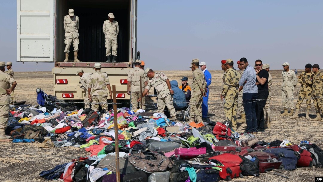 Russian emergency services personnel and Egyptian servicemen work at the crash site of a A321 Russian airliner in Wadi al-Zolomat, a mountainous area of Sinai, on November 2.