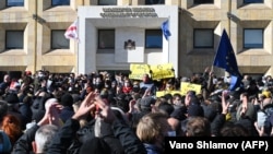 Митинг сторонников грузинской оппозиции у здания правительственной канцелярии