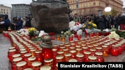 People take part in the ceremony honoring the memory of thousands executed by the Soviet authorities during Josef Stalin's Great Terror at the Solovki Stone memorial in Moscow on October 29, 2018.