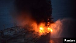 В останні дні військово-морські сили Шрі-Ланки та Індії об’єднали зусилля, щоб запобігти руйнуванню корабля, однак бурхливе море та мусонні вітри заважають їхній роботі