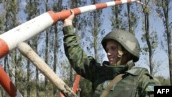 Russian soldier dismantles a checkpoint in Karaleti, Georgia in October 2008