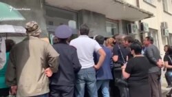 "Обязательно надо издеваться над народом?" В Абхазии на замену паспорта РФ люди стоят в очередях