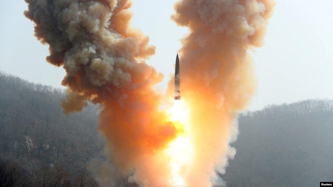Imagine de arhivă cu o rachetă lansată de armata nord-coreeană dintr-o locație nedezvăluită. Imagine difuzată de Agenția Centrală de Știri a Coreei de Nord (KCNA) pe 20 martie 2023.