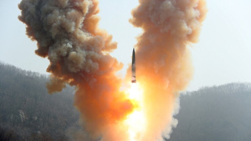 Koreja e Veriut lëshon dy raketa si përgjigje ndaj nëndetëses amerikane
