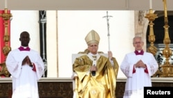 Papa Leo XIV predvodi svetu misu za kanonizaciju Carla Acutisa, prvog milenijalca koji je proglašen za sveca, Vatikan, 7. septembar 2025.