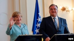 Nemačka kancelarka Angela Merkel sa članom Predsjedništva BiH Mladenom Ivanićem tokom posjete Sarajevu 2015. godine