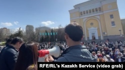 Люди на митинге в Алматы.