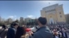 «Казахи – не рабы!» Сотни людей вышли на митинг в Алматы, есть задержанные (видео)