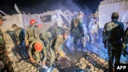 Спасителни екипи разчистват отломки и търсят оцелели в град Ганджа