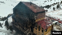 Imagine de ansamblu după incendiul de la hotelul din stațiunea de schi Kartalkaya din Bolu, Turcia, 21 ianuarie 2025