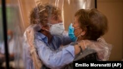 Poseta kćerke majci nakon 100 dana izolacije zbog korona virusa, Španija, jun 2020. 