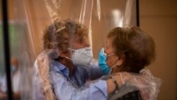 Poseta kćerke majci nakon 100 dana izolacije zbog korona virusa, Španija, jun 2020.