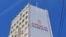Plakat sa natpisom "Srbija pobeđuje" postavljen je na Palati Albanija 28. maja. Društva za zaštitu prirode ukazuju da je blokirao pristup gnezdima retke zaštićene ptice -bele čiope.