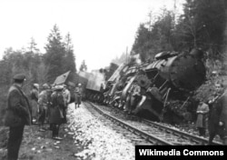 Підірваний на залізниці поїзд. Фото часів Другої світової війни