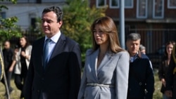 Kryeministri në detyrë, Albin Kurti, dhe ushtruesja e detyrës së presidentit, Albulena Haxhiu. Fotografi nga arkivi. 
