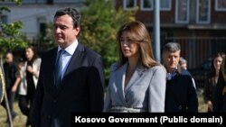 Kryeministri në detyrë, Albin Kurti, dhe ushtruesja e detyrës së presidentit, Albulena Haxhiu. Fotografi nga arkivi. 