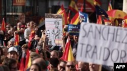 Manifestanți din Spania arată pancarte „(prim-ministrul Pedro Sanchez) trădător și mincinos” în timpul unui protest convocat de opoziția de dreapta.