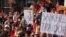Manifestanți din Spania arată pancarte „(prim-ministrul Pedro Sanchez) trădător și mincinos” în timpul unui protest convocat de opoziția de dreapta.