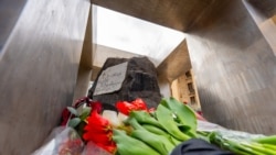 Мемориал жертвам 9 апреля у здания парламента в Тбилиси 