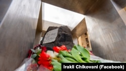 Мемориал жертвам 9 апреля у здания парламента в Тбилиси 