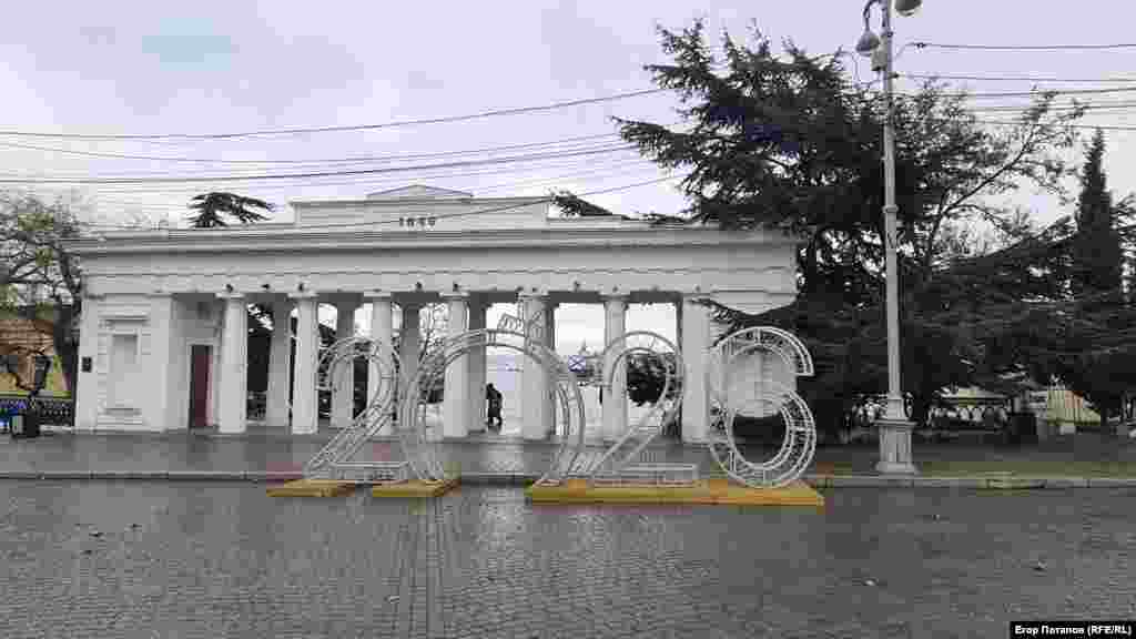 Новогодняя фотозона у Парадных морских ворот в Севастополе