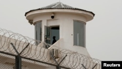 Охоронець на спостережному пункті тюрми Кашгару в регіоні Сіньцзян, Китай, травень 2021 року