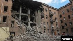 یک ساختمان مسکونی در شهر دنیپرو که در حملات ۲۵ اپریل روسیه تخریب شده است.