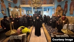 Imagine distribuită de Episcopia de Ungheni și Nisporeni a Mitropoliei Moldovei din biserica din Dereneu, unde, în seara de 10 februarie, au intrat cu forța mai multe persoane, după ce au rupt cordonul Poliției.