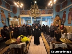 Imagine distribuită de Episcopia de Ungheni și Nisporeni a Mitropoliei Moldovei din biserica din Dereneu, unde, în seara de 10 februarie, au intrat cu forța mai multe persoane, după ce au rupt cordonul Poliției.