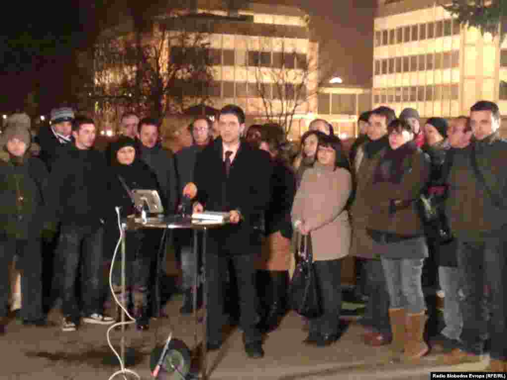 Makedonija - Privatna makedonska TV kuća A1 svoj je dnevnik emitirala ispred zgrade makedonske vlade, u znak protesta što joj je blokiran račun, zbog istrage financijske policije i Uprave javnih prihoda, Skopje, 27.01.2011. Foto: RSE / Srđan Stojančov