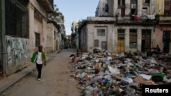 Nu e benzină, nu vin gunoierii: deșeurile se acumulează la Havana.