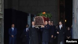 Наследници на Франко изнасят останките му от мавзолея в Долината на падналите край Мадрид