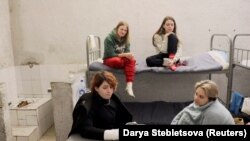 Девушки, задержанные на акциях в поддержку Алексея Навального, в спецприемнике в Сахарово, 8 февраля 2021 года