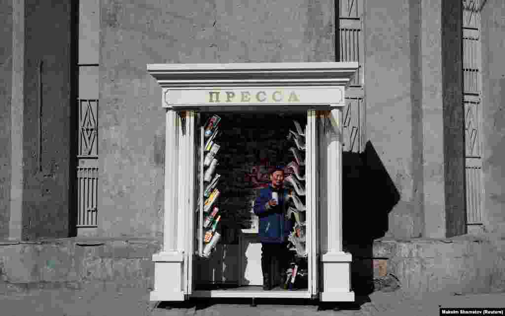 A newspaper vendor watches the world go by in Moscow. (Reuters/Maxim Shemetov)