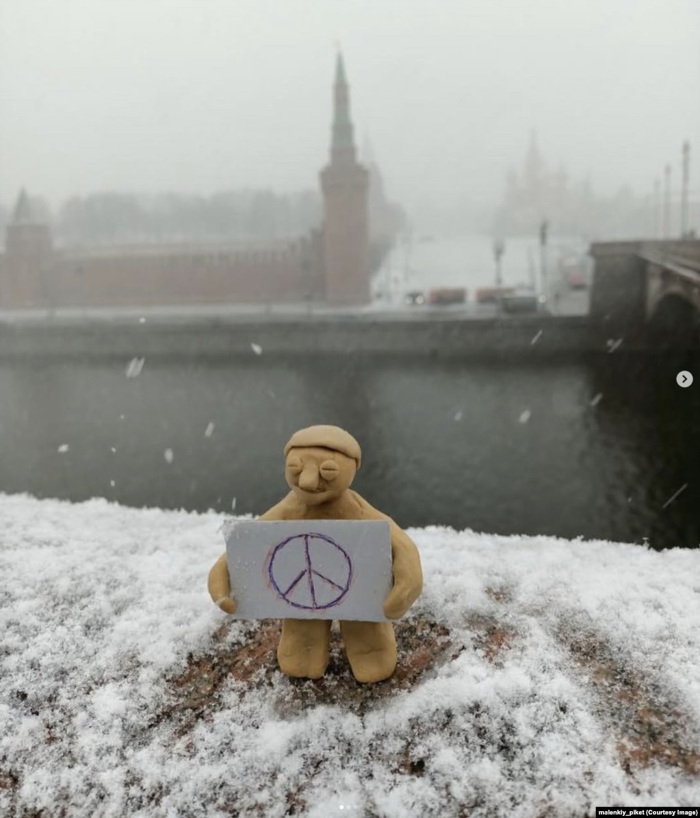 Kjo foto, e një protestuesi prej plasteline me përmasa të një kumbulle e vendosur para Kremlinit, u postua në një llogari në Instagram të quajtur malenkiy_piket (protesta e vogël) më 2 prill 2022.