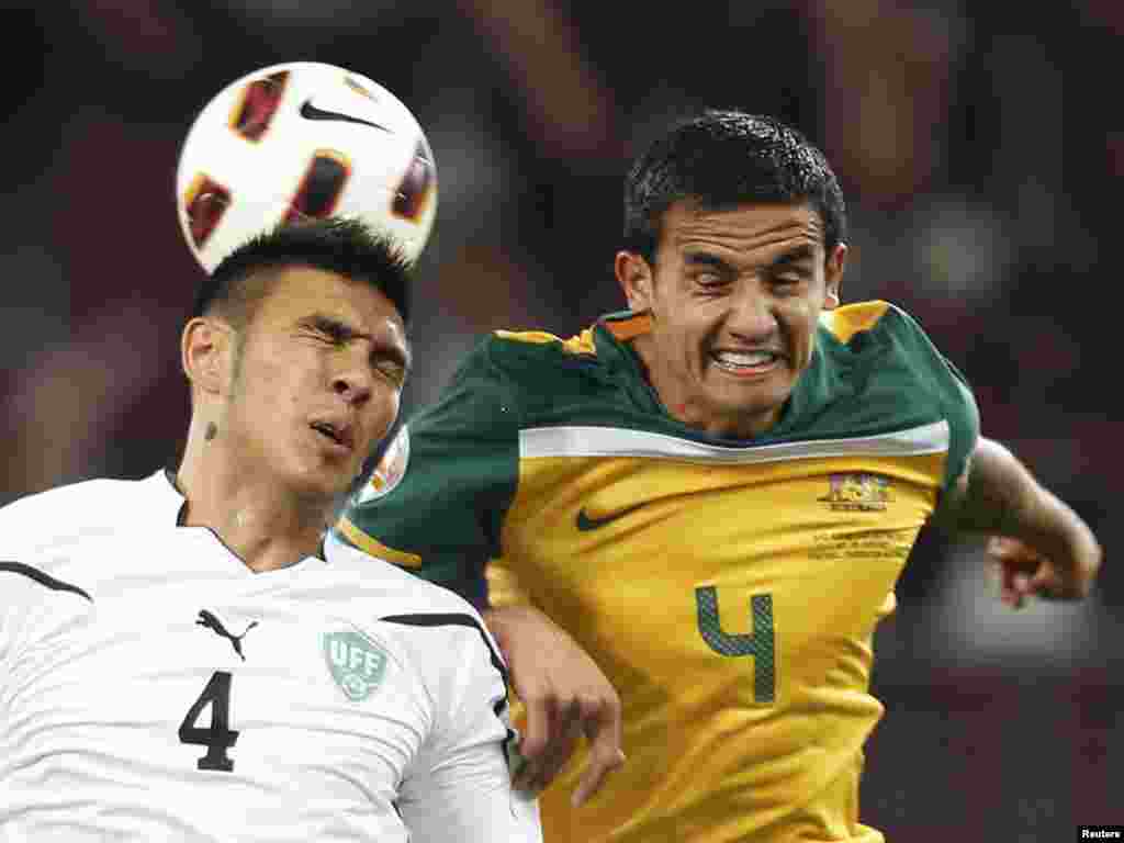 Quatar -- Australia's Tim Cahill and Uzbekistan's Anzur Ismailov fight for the ball during their 2011 Asian Cup semi-final soccer match in Doha, 25Jan2011 - Australia's Tim Cahill and Uzbekistan's Anzur Ismailov fight for the ball during their 2011 Asian Cup semi-final soccer match at Khalifa stadium in Doha January 25, 2011. REUTERS/Mohammed Dabbous (QATAR - Tags: SPORT SOCCER)