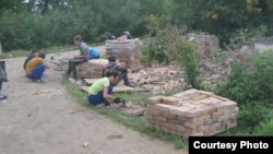 Балалар "Кирпечле"дә измәгә каткан кирпеч чистартып акча эшли