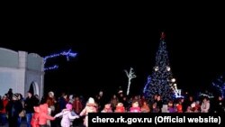 Орусия басып алган Крымдын Черноморское шаарчасындагы балаты майрамы, 25-декабрь, 2015-жыл.