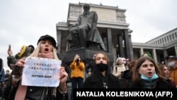 Szabadságot Navalnijnak, Putyin tolvaj – áll a moszkvai ellenzéki tüntető kezében lévő papírlapon. Moszkva, 2021. április 21-én