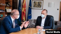 Министерот за здравство на Македонија, Венко Филипче на средба со хрватскиот министер за надворешни работи Гордан Грлиќ Радман, откако Хрватска и донираше вакцини на Македонија.