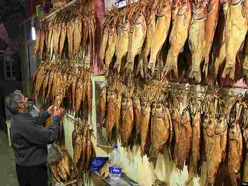 فروش ماهی دودی در بازار تهران. عکس از فارس