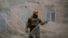 Український військовий встановлює антидронову сітку в Донецькій області, фото ілюстративне