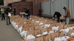 Moskwaly meýletinçiler işsiz galan migrantlary naharlaýarlar